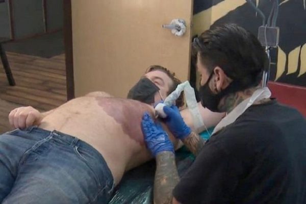 agrandeartedeserfeliz.com - Pai tatua marca de nascença do filho em seu próprio corpo: 'Para ele se sentir melhor'