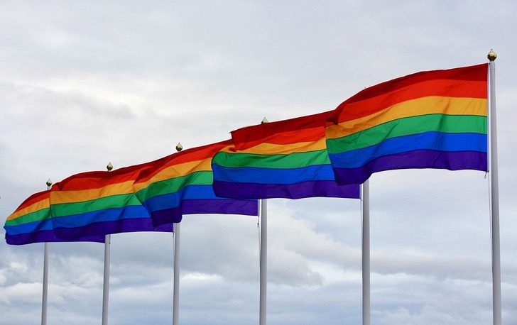 agrandeartedeserfeliz.com - Casal gay decide iluminar casa com as cores do arco-íris após serem proibidos de hastear bandeira