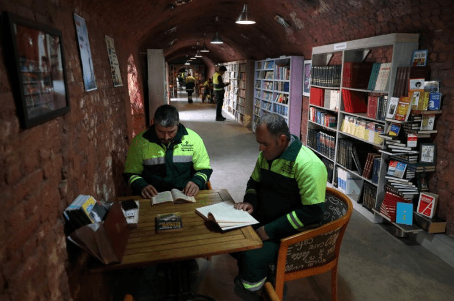 agrandeartedeserfeliz.com - Coletores de lixo criam biblioteca comunitária com milhares de livros reciclados das ruas