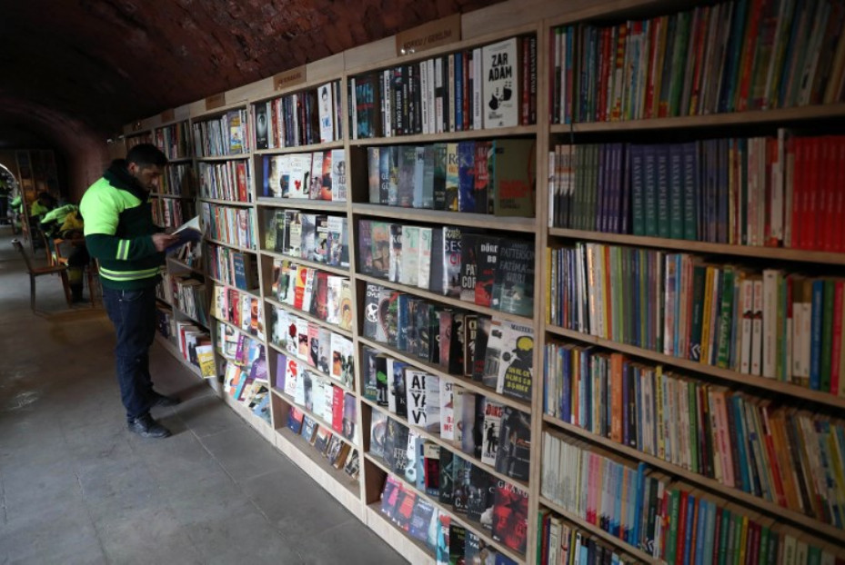 agrandeartedeserfeliz.com - Coletores de lixo criam biblioteca comunitária com milhares de livros reciclados das ruas