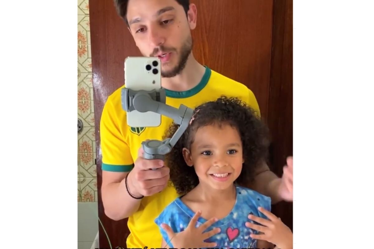 agrandeartedeserfeliz.com - Pai faz vídeo para empoderar filha de 5 anos que sofria bullying por ter cabelo cacheado: 'Você é linda'