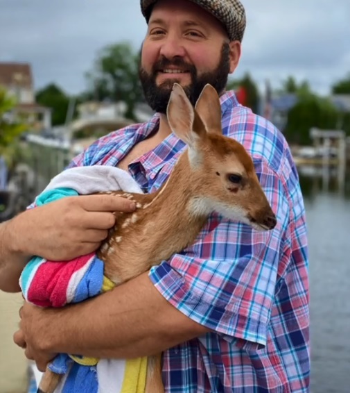 agrandeartedeserfeliz.com - Homem pula em lago para salvar filhote de cervo que estava se afogando: 'Herói sem capa'