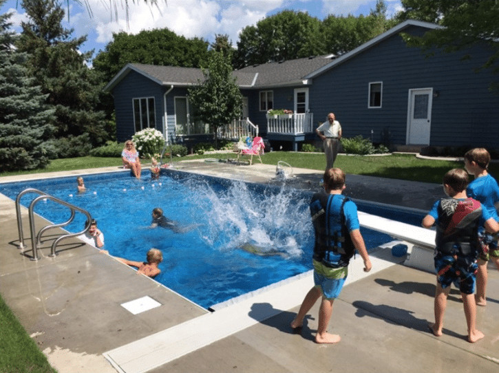 agrandeartedeserfeliz.com - Idoso de 94 anos supera solid&atilde;o abrindo piscina de sua casa para vizinhos do bairro