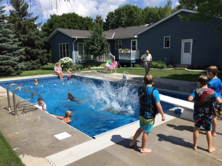 agrandeartedeserfeliz.com - Idoso de 94 anos supera solidão abrindo piscina de sua casa para vizinhos do bairro