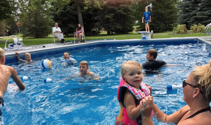 agrandeartedeserfeliz.com - Idoso de 94 anos supera solid&atilde;o abrindo piscina de sua casa para vizinhos do bairro