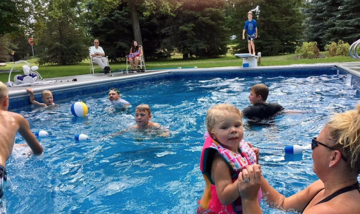 agrandeartedeserfeliz.com - Idoso de 94 anos supera solidão abrindo piscina de sua casa para vizinhos do bairro