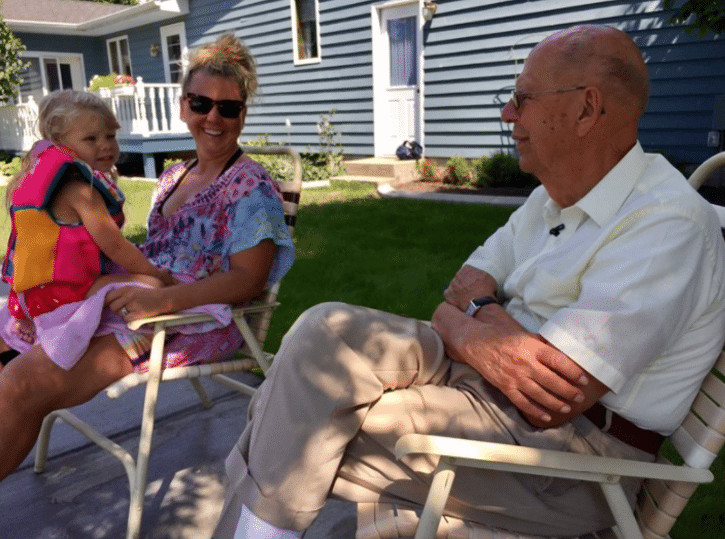 agrandeartedeserfeliz.com - Idoso de 94 anos supera solid&atilde;o abrindo piscina de sua casa para vizinhos do bairro