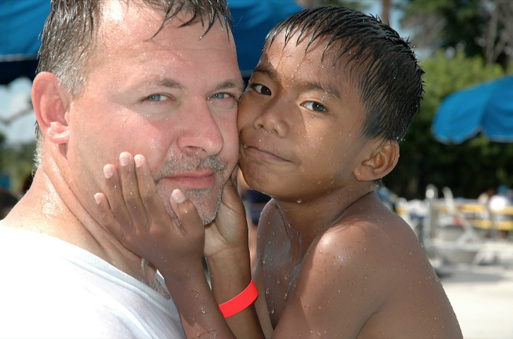 agrandeartedeserfeliz.com - Pai solteiro e gay adota bebê órfão no Camboja; anos depois, ele se torna um jovem atleta olímpico