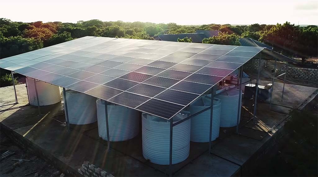 agrandeartedeserfeliz.com - Usina solar transforma água salgada do mar em potável para aldeia no Quênia