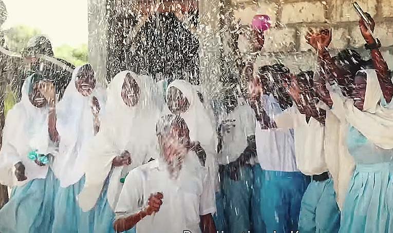 agrandeartedeserfeliz.com - Usina solar transforma água salgada do mar em potável para aldeia no Quênia