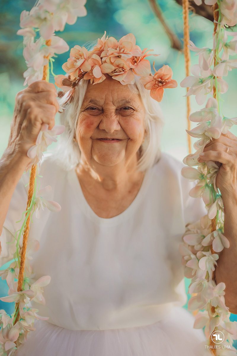 agrandeartedeserfeliz.com - Vovó de 84 anos vira musa de neto fotógrafo e encarna princesas da Disney em ensaio