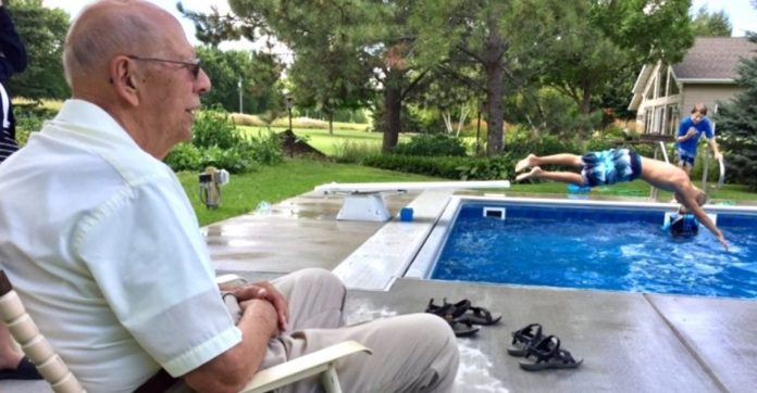 Idoso de 94 anos supera solidão abrindo piscina de sua casa para vizinhos do bairro