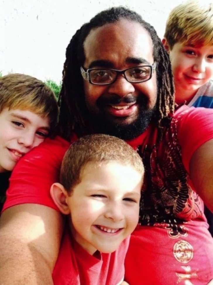 agrandeartedeserfeliz.com - Homem negro solteiro adota 3 crianças brancas: 'Cor da pele não define nossa família'