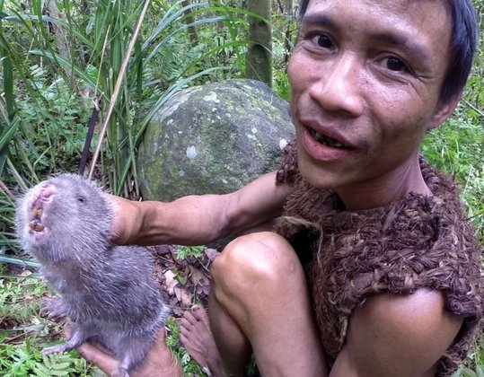 agrandeartedeserfeliz.com - Homem viveu com o pai isolado em floresta por 41 anos no Vietnã: 'Mogli da vida real'