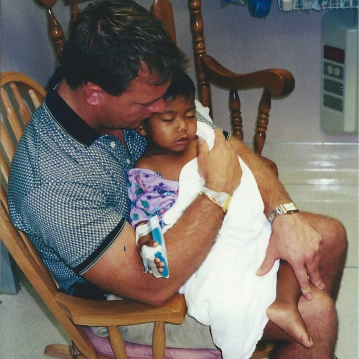 agrandeartedeserfeliz.com - Jovem de 22 anos agradece pai solo que o adotou em orfanato no Camboja quando ele era criança
