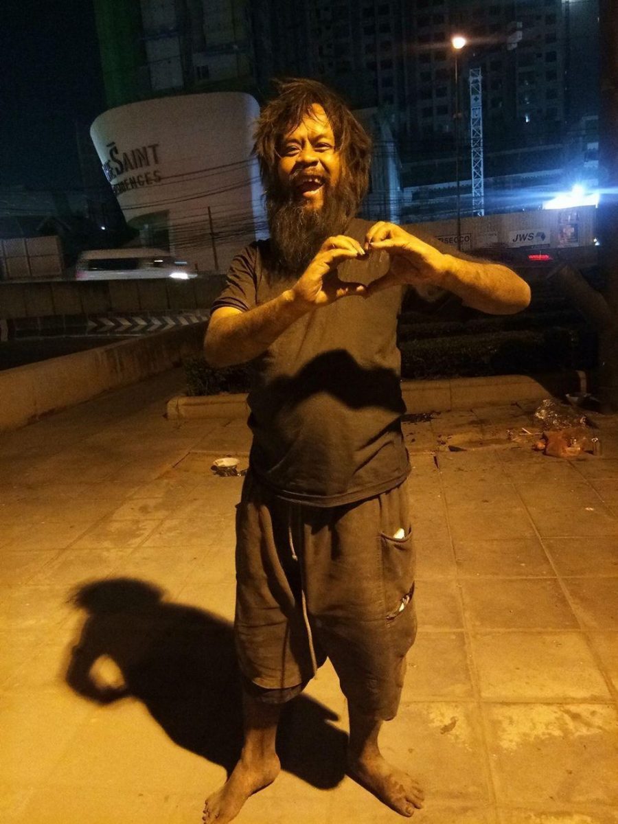 agrandeartedeserfeliz.com - Homem em situação de rua vende limões na rua para comprar ração para gatos abandonados