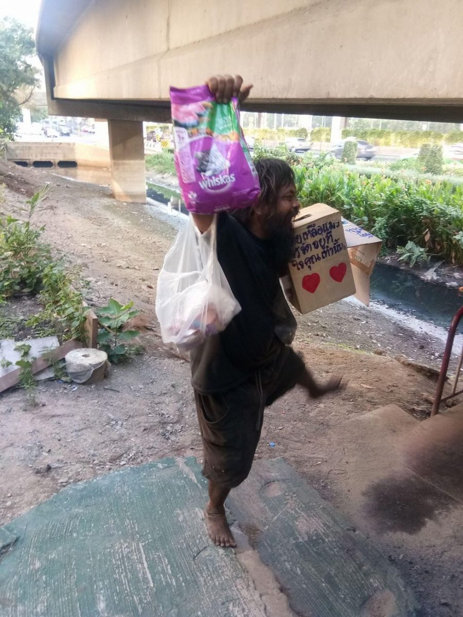 agrandeartedeserfeliz.com - Homem em situação de rua vende limões na rua para comprar ração para gatos abandonados