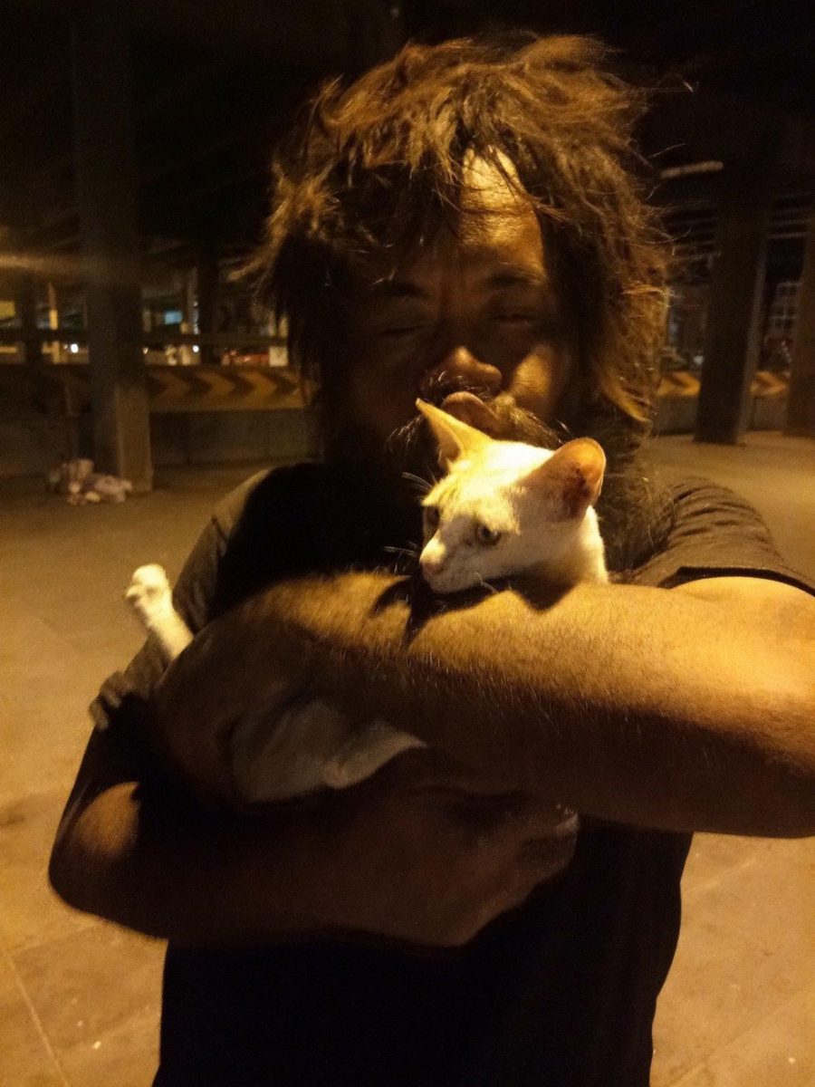 agrandeartedeserfeliz.com - Homem em situação de rua vende limões na rua para comprar ração para gatos abandonados