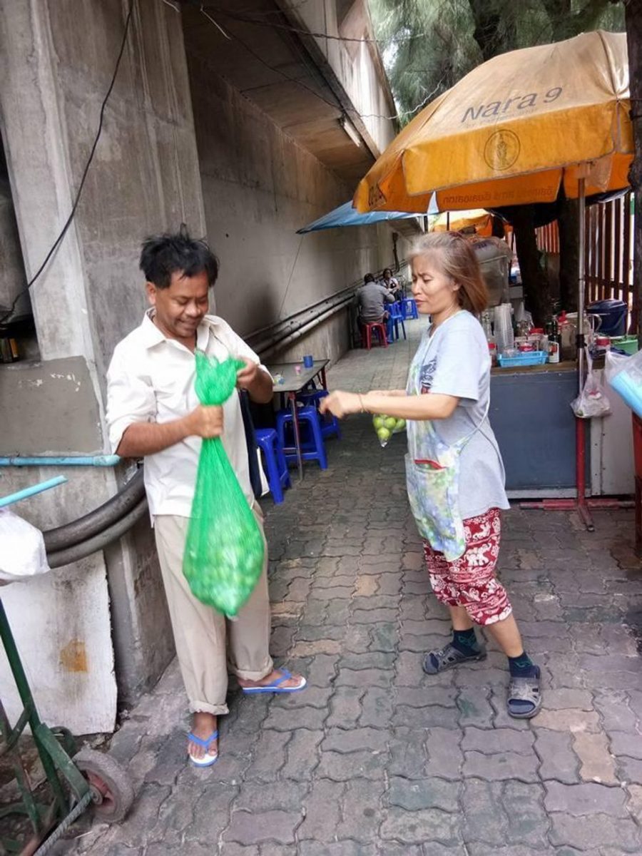 agrandeartedeserfeliz.com - Homem em situação de rua vende limões na rua para comprar ração para gatos abandonados