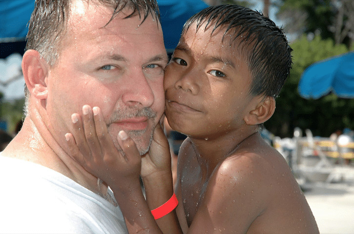 agrandeartedeserfeliz.com - Jovem de 22 anos agradece pai solo que o adotou em orfanato no Camboja quando ele era crian&ccedil;a