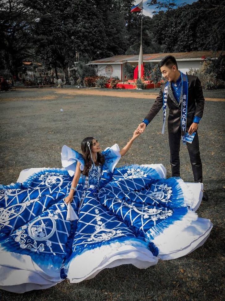 agrandeartedeserfeliz.com - Irmão desenha e confecciona vestido especial para irmã usar no baile de formatura da escola