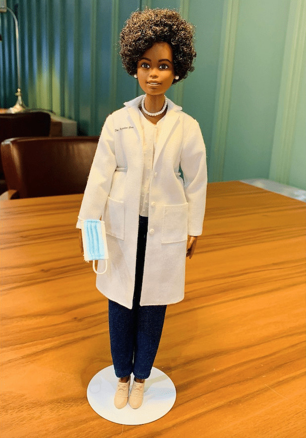 agrandeartedeserfeliz.com - Mattel homenageia biom&eacute;dica brasileira que sequenciou DNA do coronav&iacute;rus com boneca Barbie