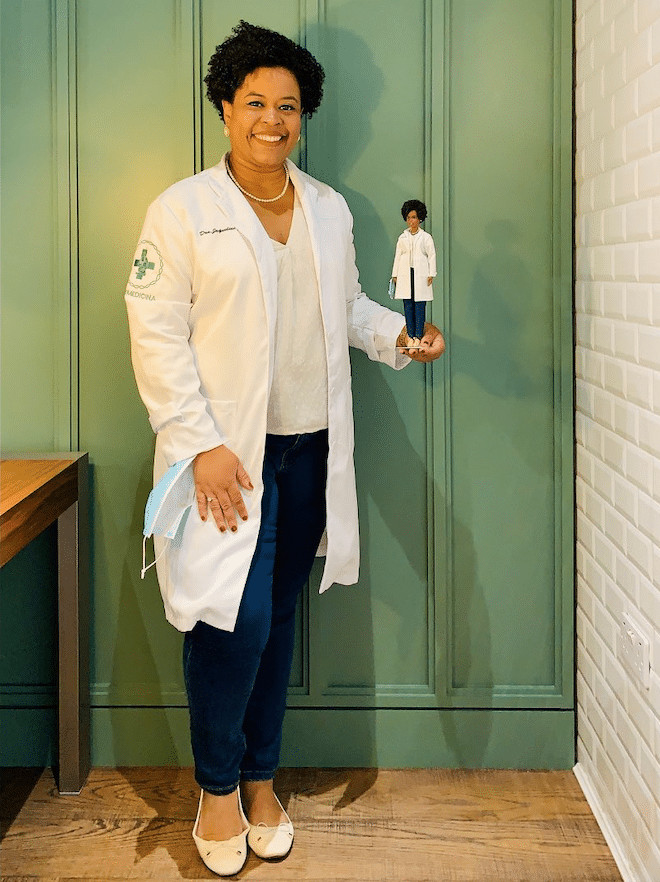 agrandeartedeserfeliz.com - Mattel homenageia biom&eacute;dica brasileira que sequenciou DNA do coronav&iacute;rus com boneca Barbie