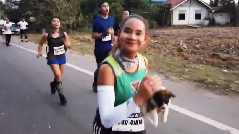 agrandeartedeserfeliz.com - Maratonista interrompe sua corrida para resgatar um cachorrinho sem-teto assustado