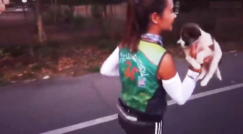 agrandeartedeserfeliz.com - Maratonista interrompe sua corrida para resgatar um cachorrinho sem-teto assustado