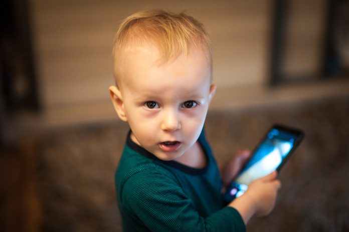 O uso excessivo de celulares pode prejudicar nossos filhos