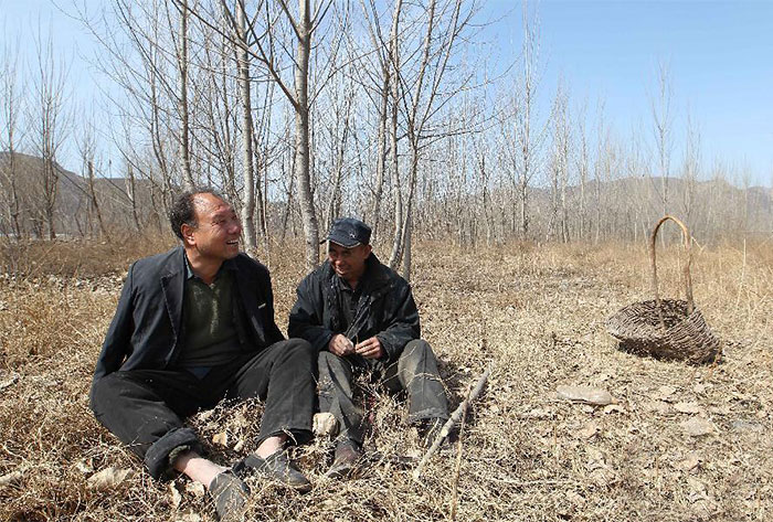 agrandeartedeserfeliz.com - Dupla de amigos - um cego e outro sem braços - reflorestam, juntos, mais de 10 mil árvores na China