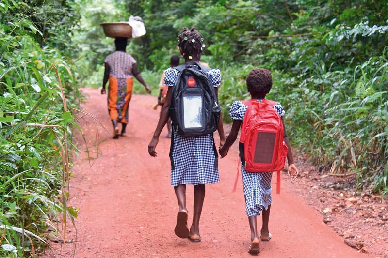 agrandeartedeserfeliz.com - Jovem desenvolve 'mochilas solares' para crianças de comunidades que não têm eletricidade