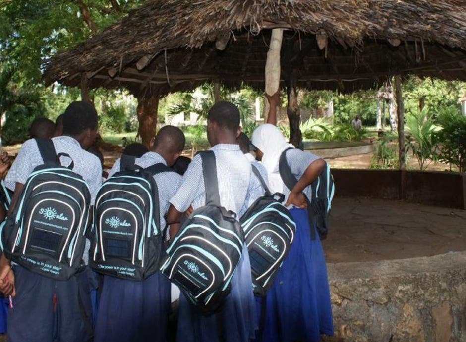 agrandeartedeserfeliz.com - Jovem desenvolve 'mochilas solares' para crianças de comunidades que não têm eletricidade