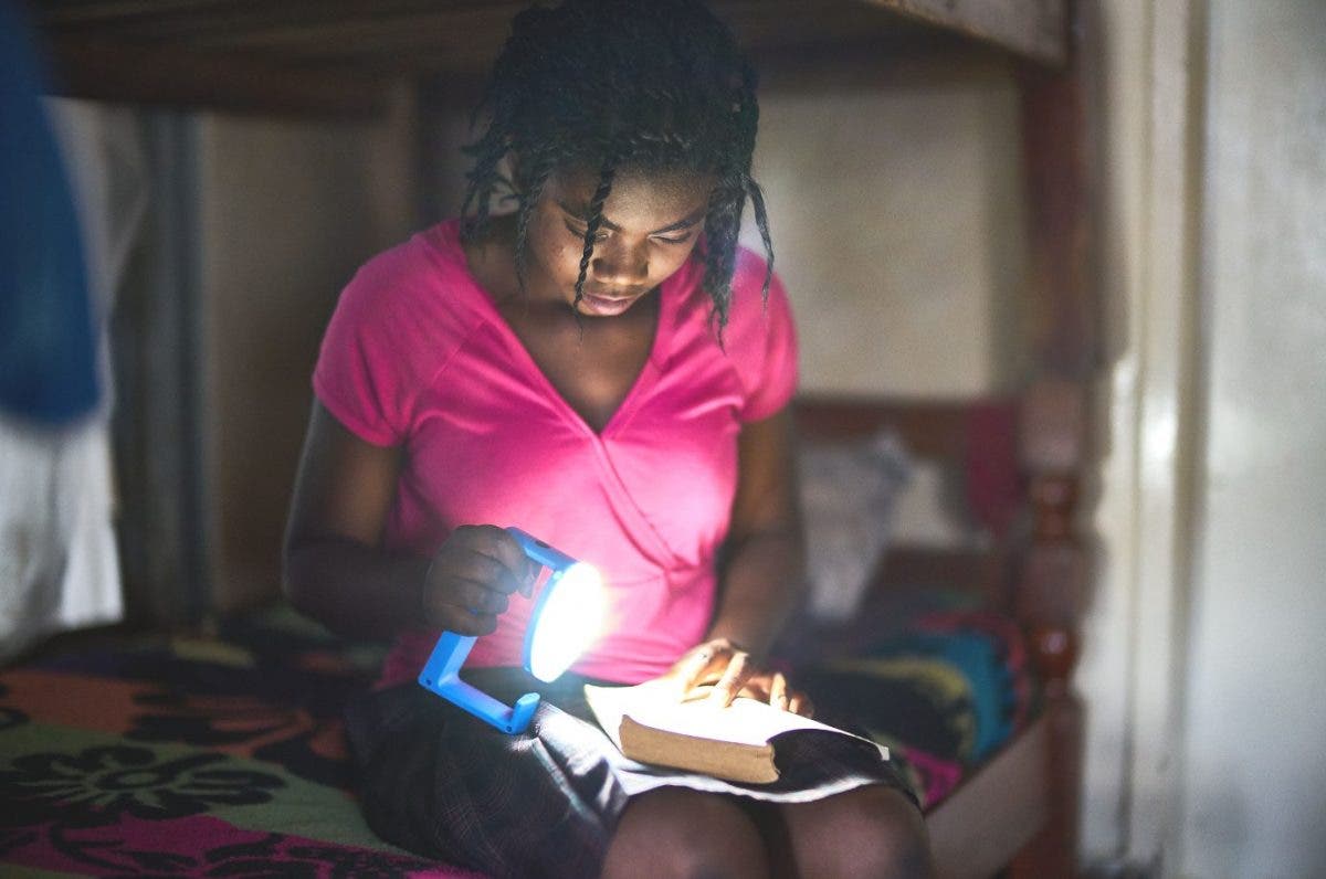agrandeartedeserfeliz.com - Jovem desenvolve 'mochilas solares' para crianças de comunidades que não têm eletricidade