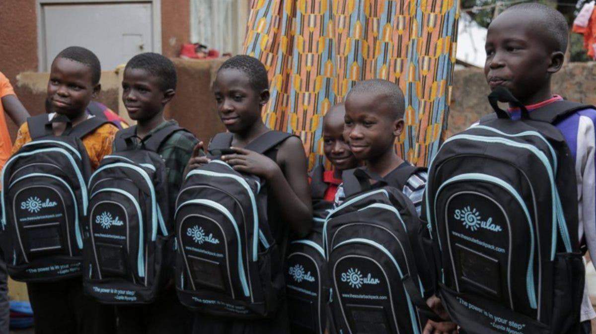 agrandeartedeserfeliz.com - Jovem desenvolve 'mochilas solares' para crianças de comunidades que não têm eletricidade