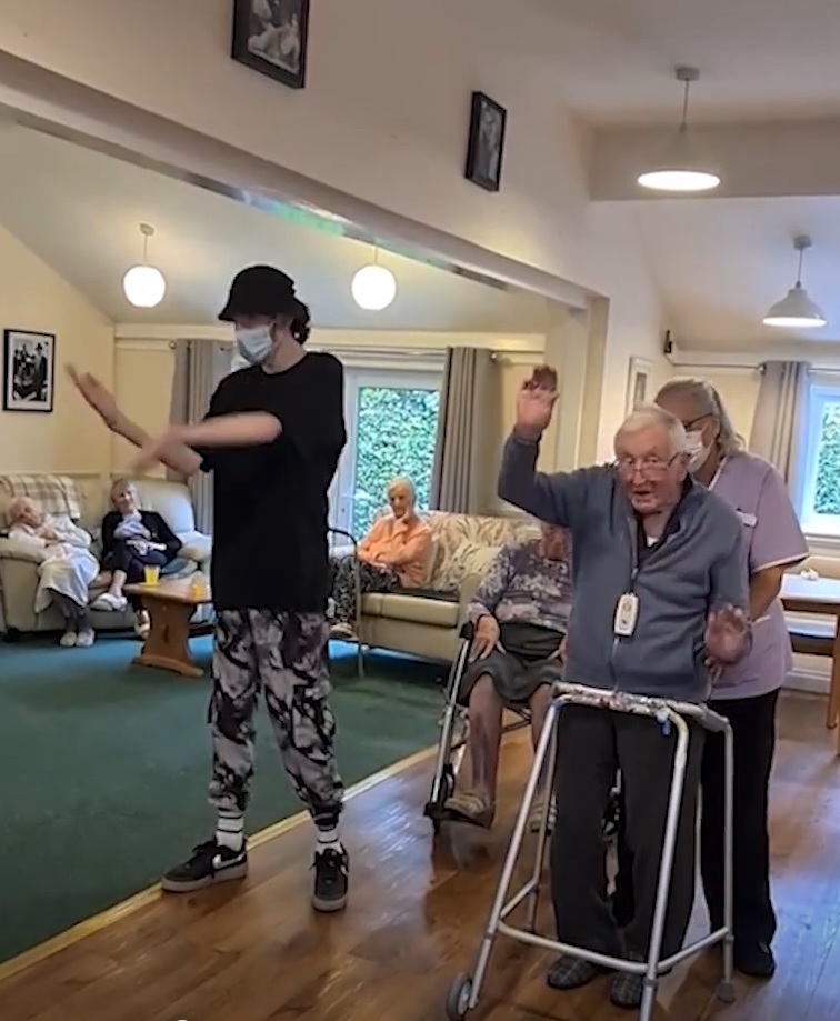 agrandeartedeserfeliz.com - Jovem com autismo ensina idoso centenário a dançar 'street dance' em vídeo fofo; assista