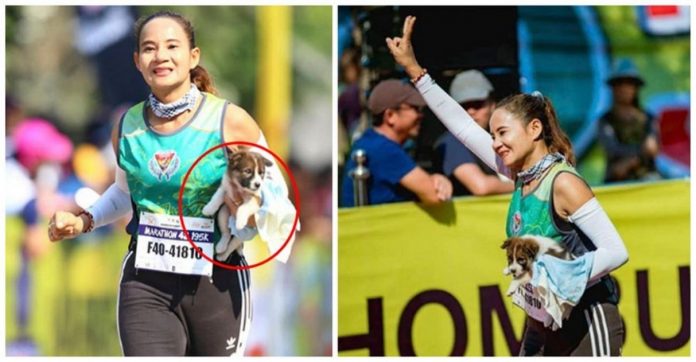 Maratonista interrompe sua corrida para resgatar um cachorrinho sem-teto assustado