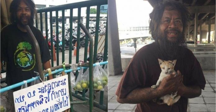 Homem em situação de rua vende limões na rua para comprar ração para gatos abandonados