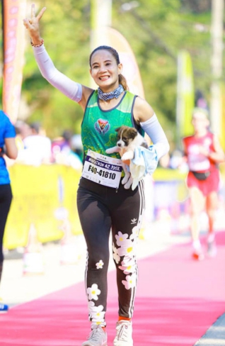 agrandeartedeserfeliz.com - Maratonista interrompe sua corrida para resgatar um cachorrinho sem-teto assustado