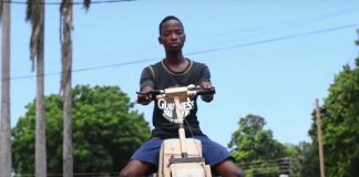 Jovem de baixa renda cria motocicleta elétrica de madeira movida a energia solar