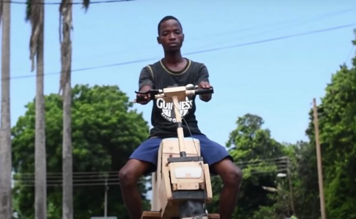 Jovem de baixa renda cria motocicleta elétrica de madeira movida a energia solar