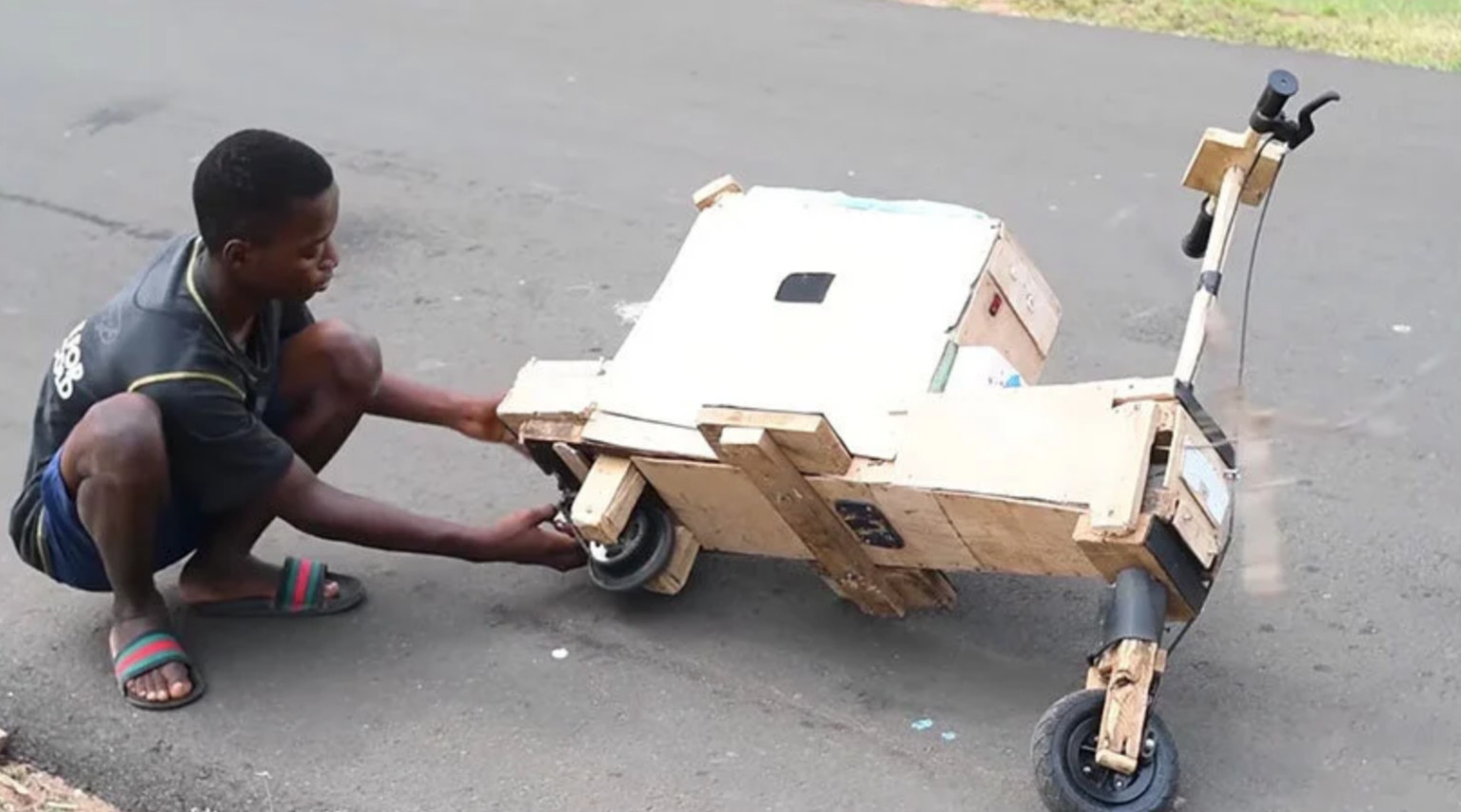 agrandeartedeserfeliz.com - Jovem de baixa renda cria motocicleta elétrica de madeira movida a energia solar
