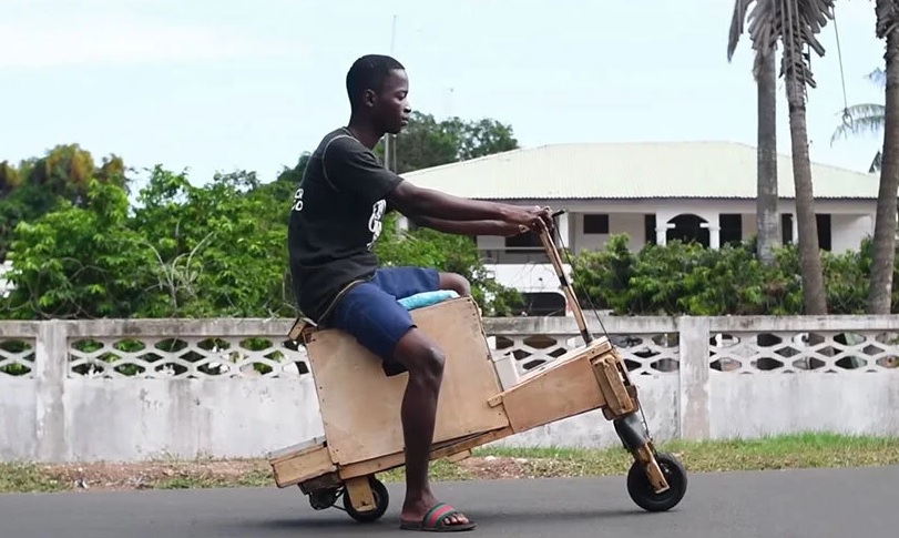 agrandeartedeserfeliz.com - Jovem de baixa renda cria motocicleta elétrica de madeira movida a energia solar