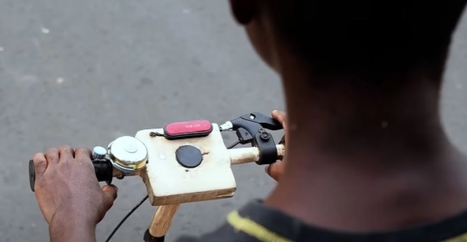 agrandeartedeserfeliz.com - Jovem de baixa renda cria motocicleta elétrica de madeira movida a energia solar