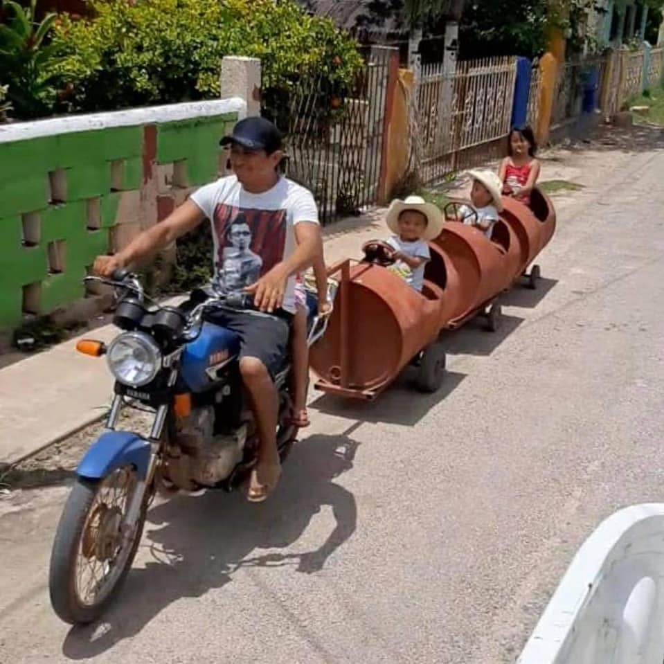 agrandeartedeserfeliz.com - Papai mexicano cria "trenzinho" com tambores para divertir os filhos