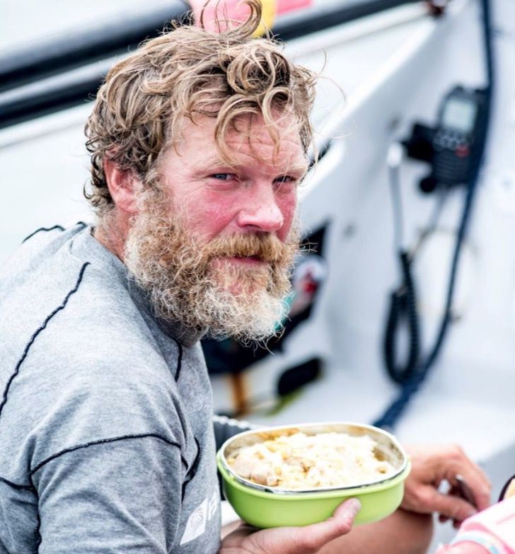 agrandeartedeserfeliz.com - Homem cruza o Oceano Atlântico usando apenas remos em viagem absurda de 119 dias