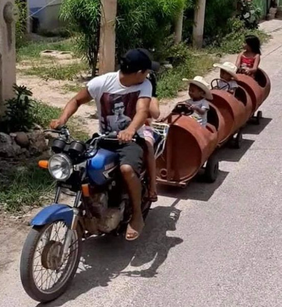 agrandeartedeserfeliz.com - Papai mexicano cria "trenzinho" com tambores para divertir os filhos