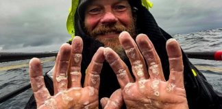 Homem cruza o Oceano Atlântico usando apenas remos em viagem absurda de 119 dias