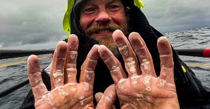 Homem cruza o Oceano Atlântico usando apenas remos em viagem absurda de 119 dias