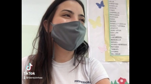 agrandeartedeserfeliz.com - Professora usa memes na chamada de alunos e viraliza no TikTok; confira o vídeo